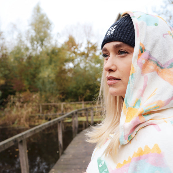 KOHO-PONCHO-Mütze beim Eisbaden